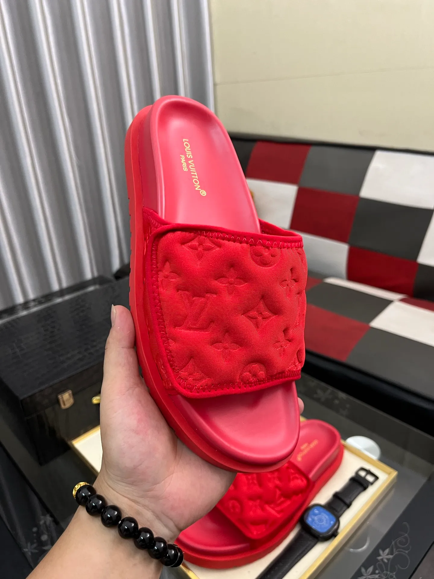 Men's men's shoes💰320⌚️⌚️[Louis Vuitton LV slippers] (high-end cowhide) counter 1:1 fashion style summer must-have! The designer used LV’s iconic outsole. The original simple slippers instantly become fashionable! The upper is made of flexible special cowhide leather straps alternately, and the workmanship is exquisite! A must-have for stylish men in summer, size 38-44